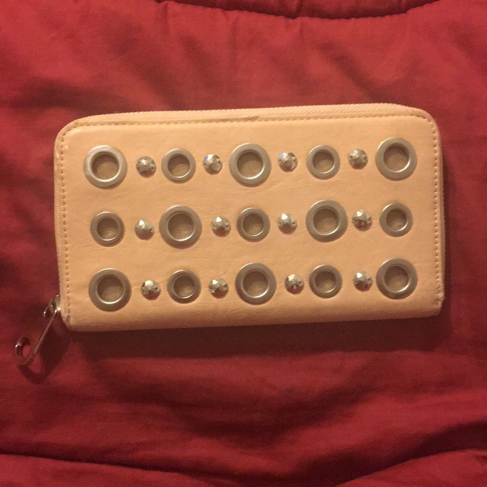 Nicole Lee Woman’s wallet